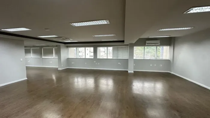 Conjunto de Salas Comerciais com 337m² na Reta da Penha