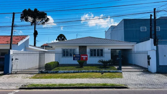 Duas Casas em Amplo Terreno à Venda Frente à Praça N. Sra. do Carmo