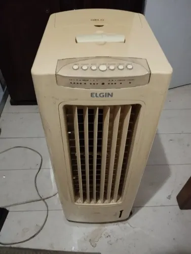 Climatizardor de ar em bom estado de funcionamento. Possui funções de ventilação e timer