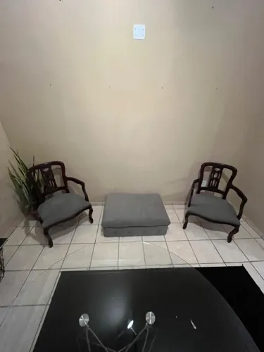 Conjunto com 2 poltronas de madeira e puff estofado