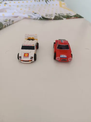 Dupla de carrinhos Ferrari, série Lego, vendidas pela Shell