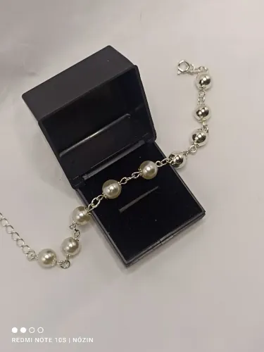 Pulseira banhada a prata com bolinhas e perolas. 