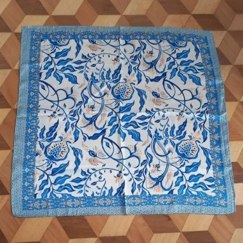 Lenço Quadrado Azul Elegante (novo)