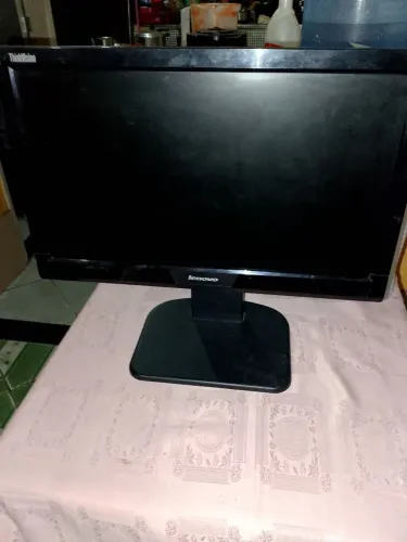 Monitor Lenovo ThinkVision + acessórios ? R$ 150,00