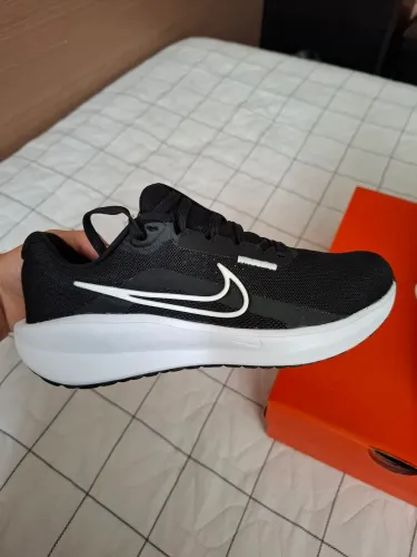Tênis feminino Nike Downshifter, novo, nunca usado