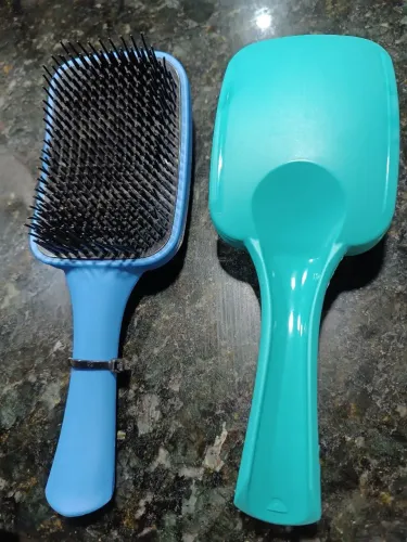 Escova de cabelo raquete.