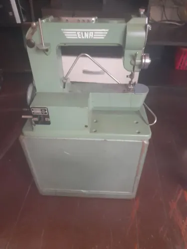 Maquina de costura ela relíquia com caixa só  falta o cabo elétrico 