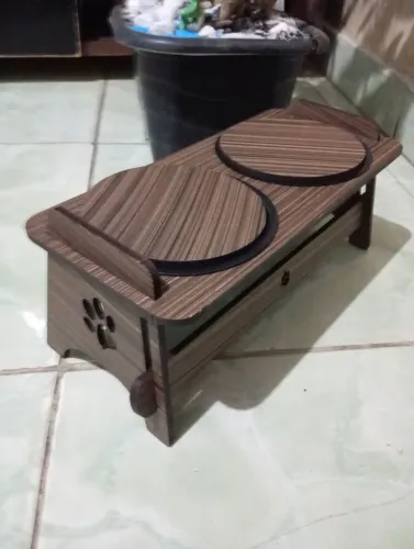 Comedouro prá cachorros e gatos novos 
