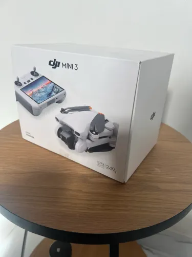 Drone DJI mini 3, controle com tela.