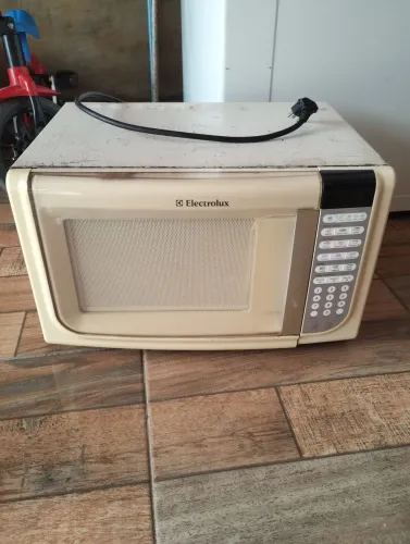 Microondas ( ele não esquenta, retirar peças)