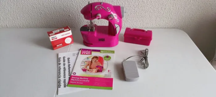 Mini máquina de costura importada "Totally me" . Costura de verdade.