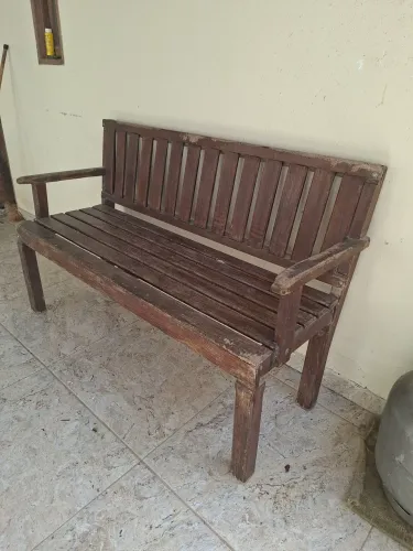 Banco de varanda bem usado.