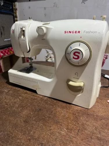 Máquina de Costura Singer 4205