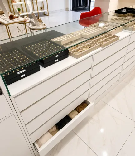 BALCÃO EXPOSITOR PARA LOJA COM VITRINE DE VIDRO - MDF 100%