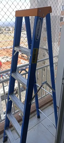 2 Escadas de fibra, ideal para trabalhos de elétrica