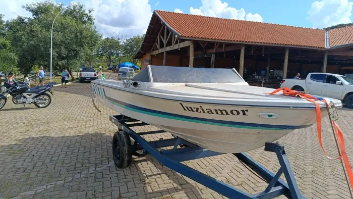 Lancha com instalação nova