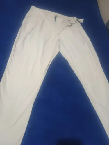 Linda calça feminina em alfaiataria semi-nova