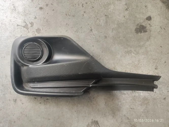 Moldura farol milha esquerda Toyota Etios 2017 2018 2019 2020 2021