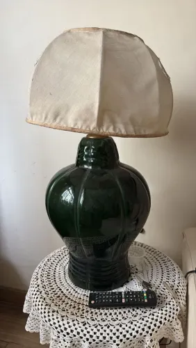 Luminária de Mesa Vintage em Cerâmica Verde Escura com Cúpula em Tecido Pregueado