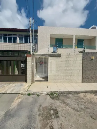 CASA COM 03 QUARTOS SENDO 1 SUITE COM BOX NO BAIRRO LUZIA