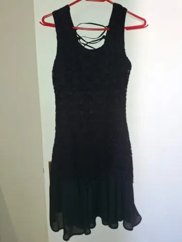 Vestido de festa preto com renda e saia fluida