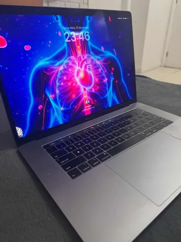 MacBook Pro 15.4? 2019 i7 16GB 256GB Retina Touch Bar