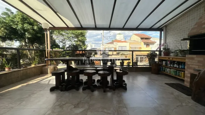 Casa 4 quartos sendo 1 suíte, 2 vagas, closet e espaço gourmet
