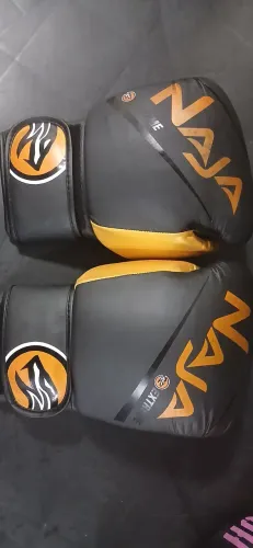 Par de luvas da naja