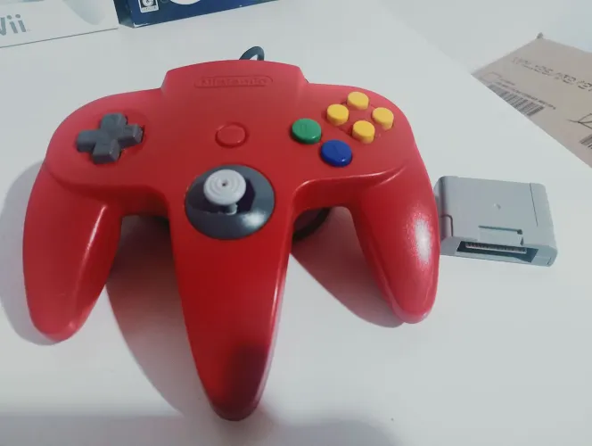 Controle Nintendo 64 + memory card originais (analógico mole)