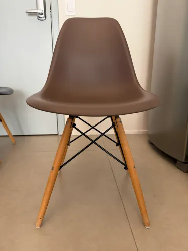 Cadeira Modelo Charles Eames (Marrom)