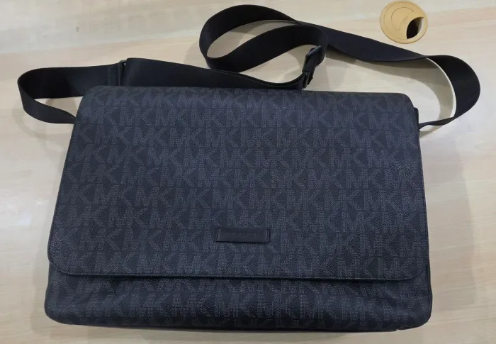 Bolsa Carteira Transversal( Original) da marca Michael kors na cor Preta. Usada