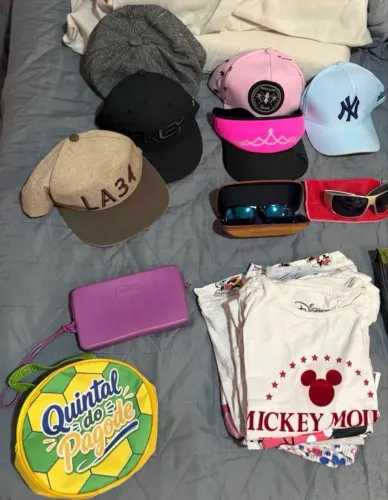Lote de acessórios e roupas