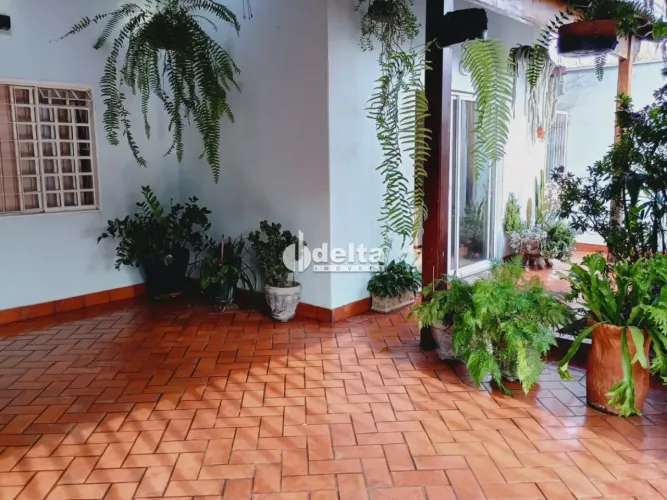 Casa residencial com 5 quartos, disponível para venda no bairro Cidade Jardim em Uberlândi