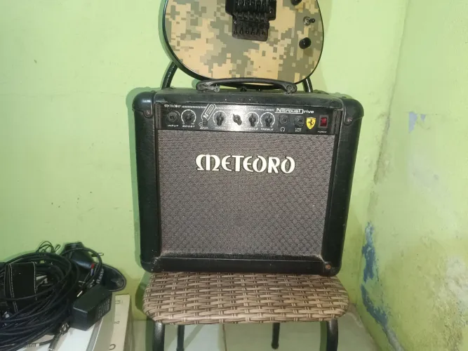 Instrumentos musicais e impressora