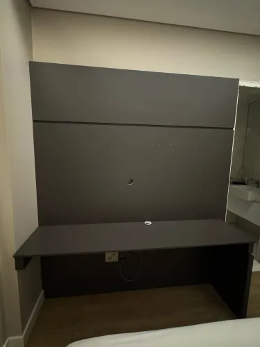 Painel para TV em mdf com bancada suspensa
