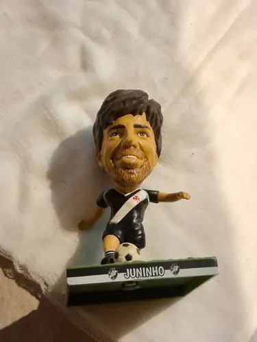 boneco estilo "bobblehead" do ex-futebolista brasileiro Juninho Pernambucano