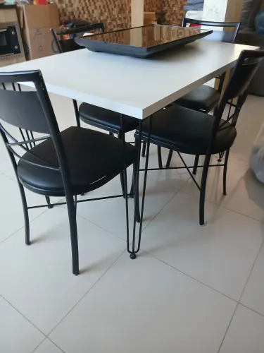 Vendo mesa 4 cadeiras