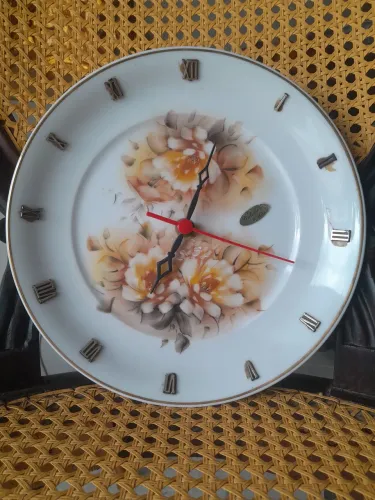 Relogio a pilha em prato porcelana