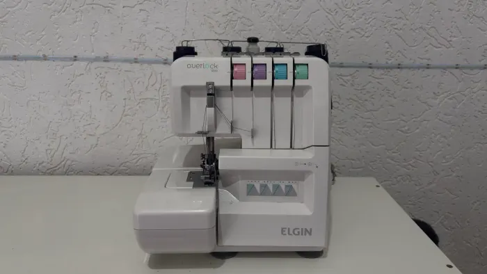 Máquina de Costura Overlock Elgin OV1000 4 Fios Doméstica