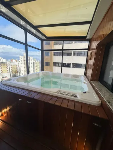 DUPLEX DECORADO NA PITUBA | 145 ² | 4 suítes | Vista Mar | Hidromassagem com teto retrátil