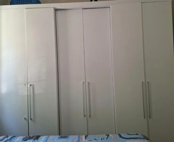 Vendo guarda roupa em otimo estado com marca de uso