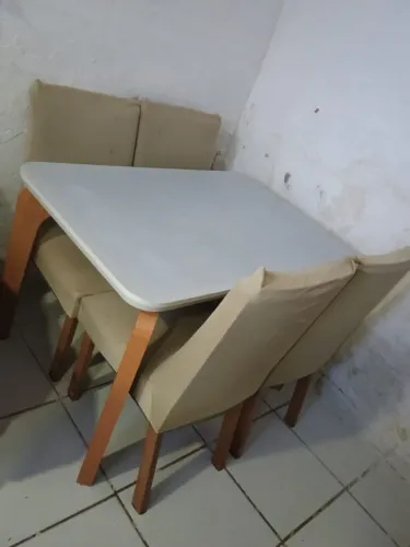 Mesa de madeira com 4 cadeiras