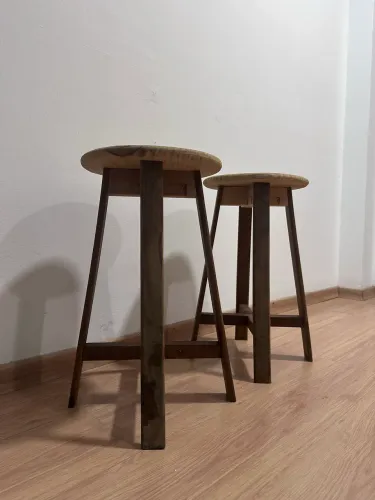 Banquetas em madeira