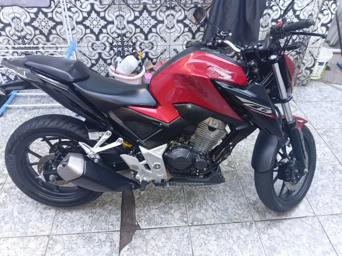 Vendo moto cb300f 2025
