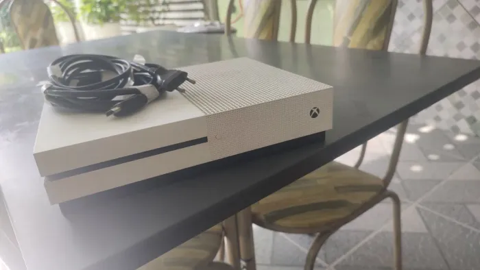 Xbox One S 500GB + controle, cabos e jogo