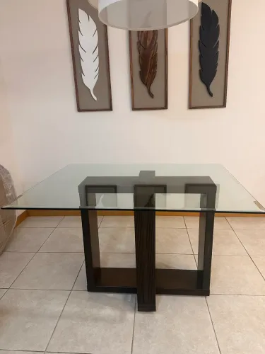 Mesa de jantar de madeira com tampo de vidro