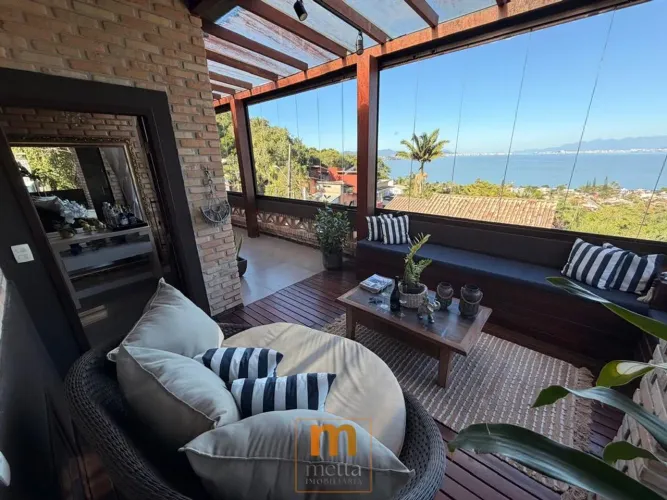 Casa com 4 dormitórios sendo 1 suíte com vista 180º para mar no Sambaqui