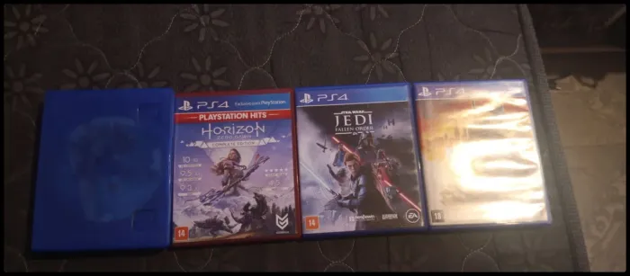 Jogos de PS4 e PS5.