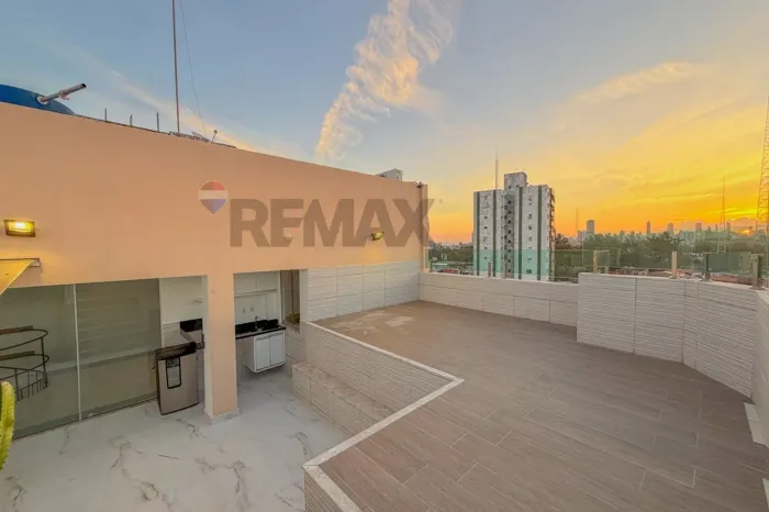 Cobertura Duplex Reformada para Aluguel no Rio Vermelho | 160m² | Terraço Amplo | Edifício