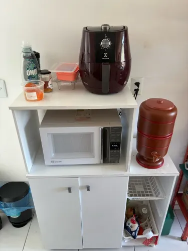 Fogão, armário de cozinha e estante
